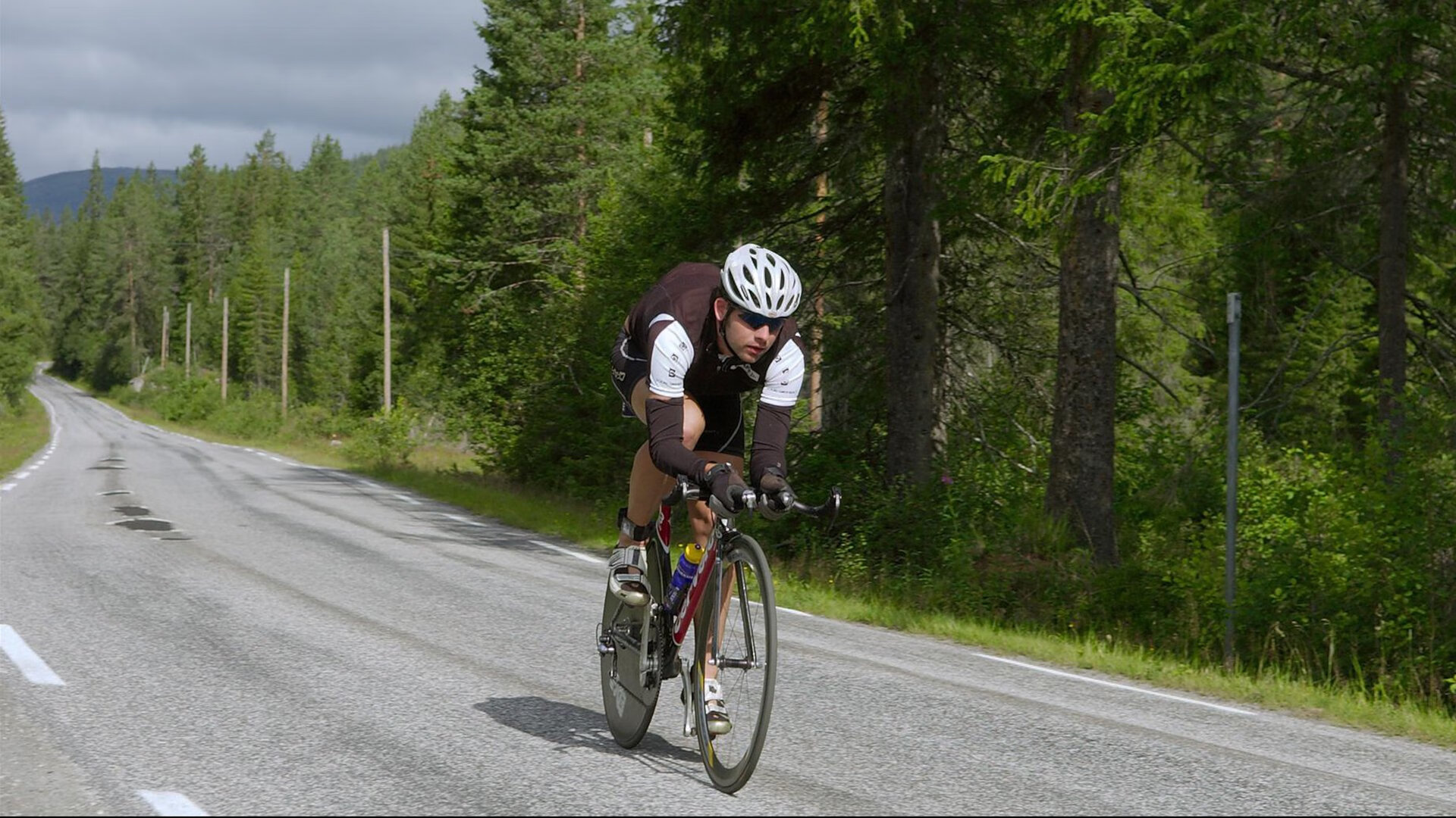 “飞盘争夺:三叉湖田径场迎来世界级飞盘竞技盛宴”